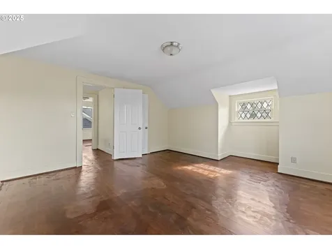 37 SE 81st Avenue Portland OR 97215