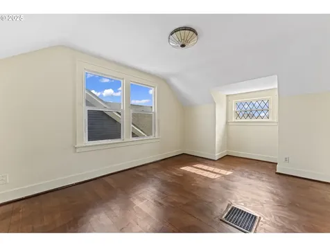 37 SE 81st Avenue Portland OR 97215