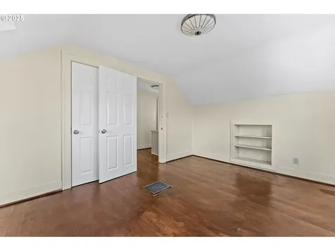 37 SE 81st Avenue Portland OR 97215
