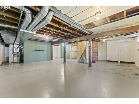 37 SE 81st Avenue Portland OR 97215
