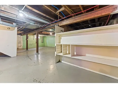 37 SE 81st Avenue Portland OR 97215