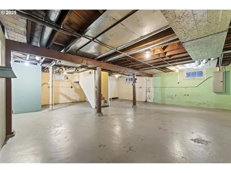 37 SE 81st Avenue Portland OR 97215