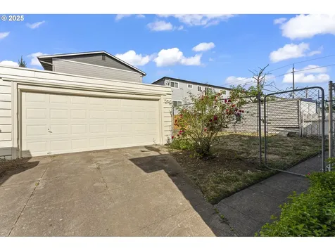 37 SE 81st Avenue Portland OR 97215