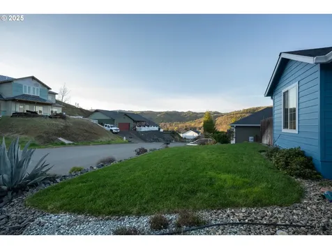 721 N Summerwood Street Roseburg OR 97471