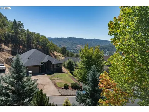1592 NE Rocky Drive Roseburg OR 97470