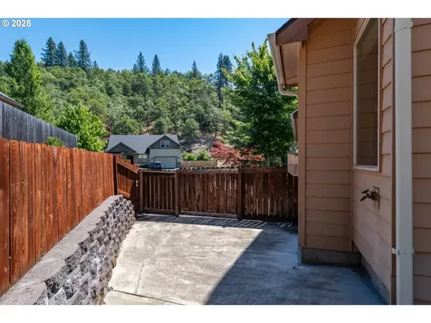 1592 NE Rocky Drive Roseburg OR 97470