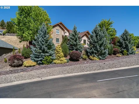 1592 NE Rocky Drive Roseburg OR 97470