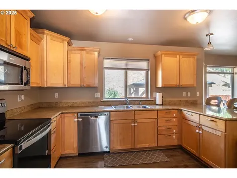 1592 NE Rocky Drive Roseburg OR 97470
