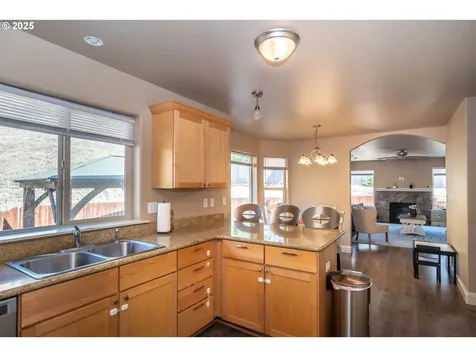 1592 NE Rocky Drive Roseburg OR 97470