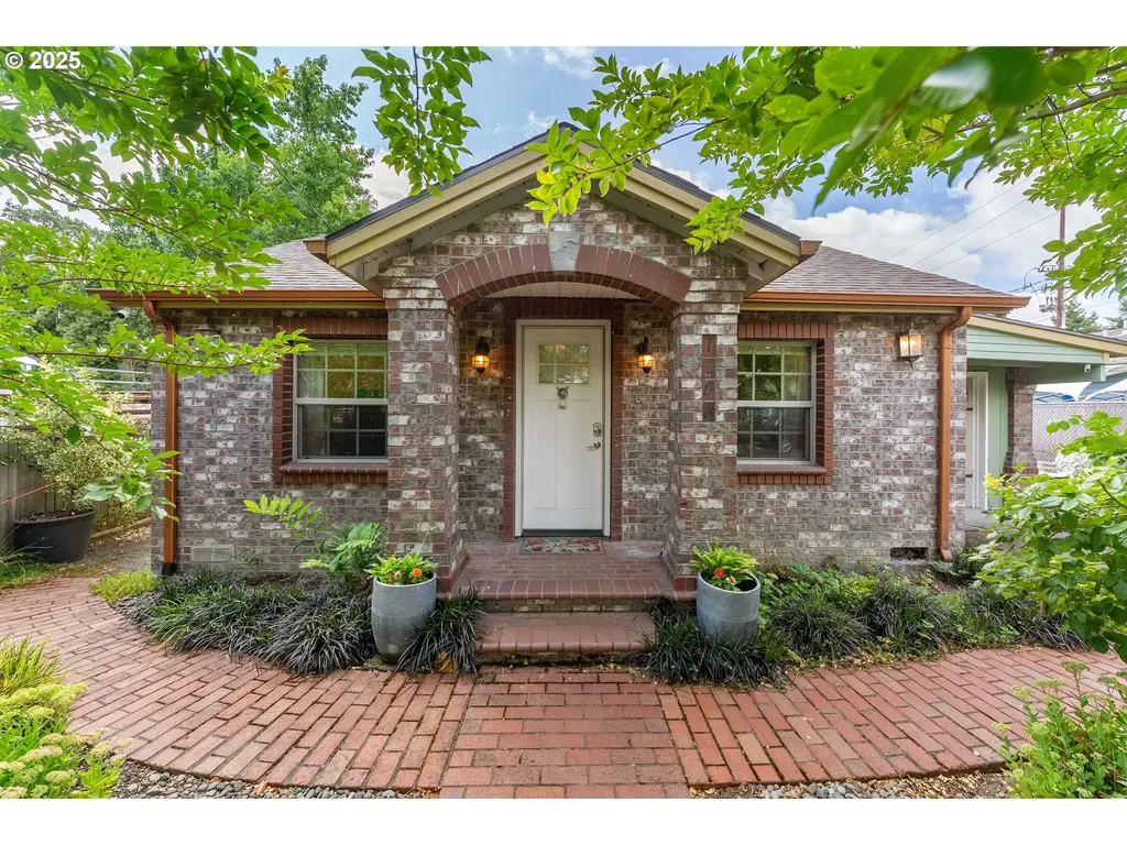 1208 E 10th Street Newberg OR 97132