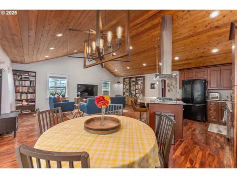 1208 E 10th Street Newberg OR 97132