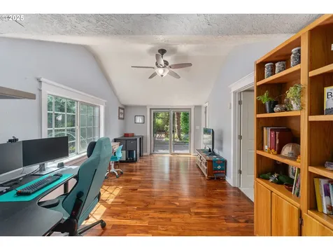 1208 E 10th Street Newberg OR 97132