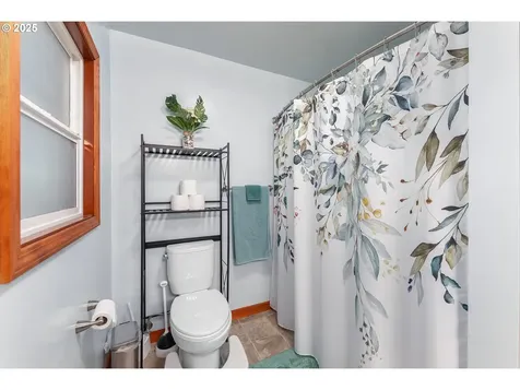 1208 E 10th Street Newberg OR 97132