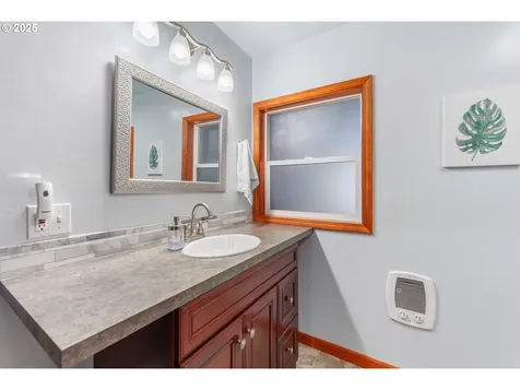1208 E 10th Street Newberg OR 97132