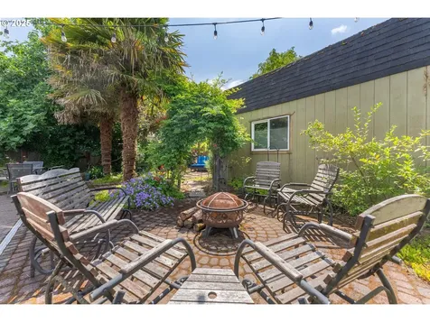 1208 E 10th Street Newberg OR 97132