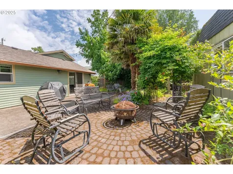 1208 E 10th Street Newberg OR 97132