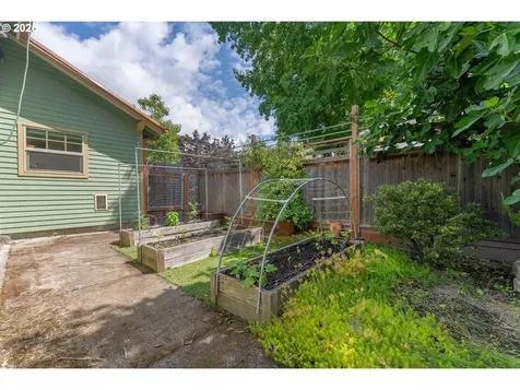 1208 E 10th Street Newberg OR 97132