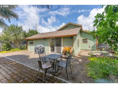 1208 E 10th Street Newberg OR 97132