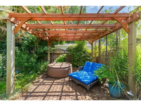 1208 E 10th Street Newberg OR 97132