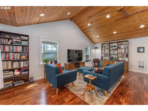 1208 E 10th Street Newberg OR 97132