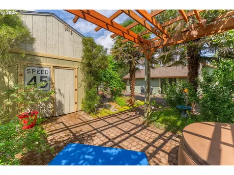1208 E 10th Street Newberg OR 97132