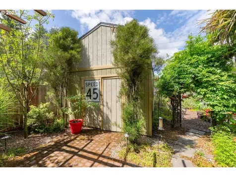 1208 E 10th Street Newberg OR 97132