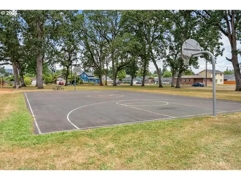 1208 E 10th Street Newberg OR 97132
