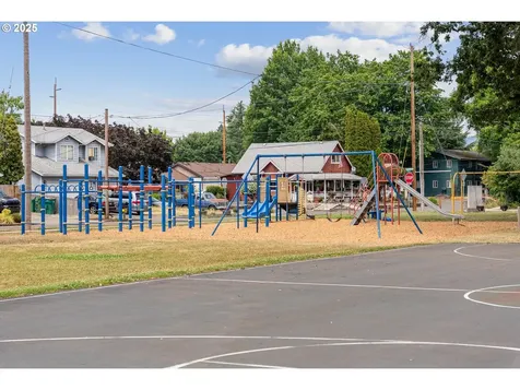 1208 E 10th Street Newberg OR 97132