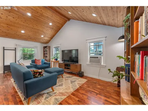 1208 E 10th Street Newberg OR 97132