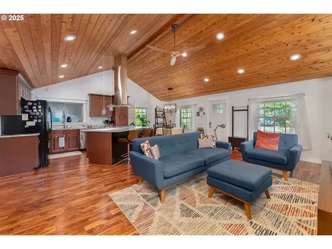 1208 E 10th Street Newberg OR 97132