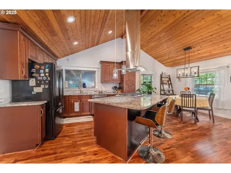1208 E 10th Street Newberg OR 97132