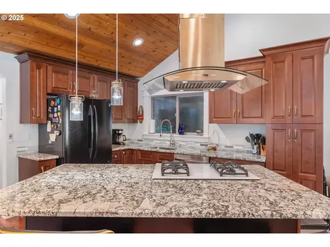 1208 E 10th Street Newberg OR 97132