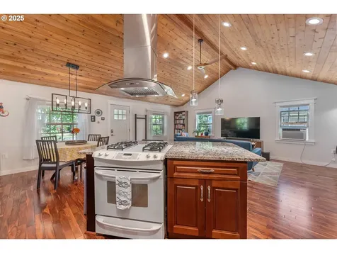 1208 E 10th Street Newberg OR 97132