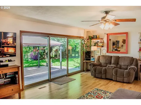 322 W Hickory Street Roseburg OR 97471
