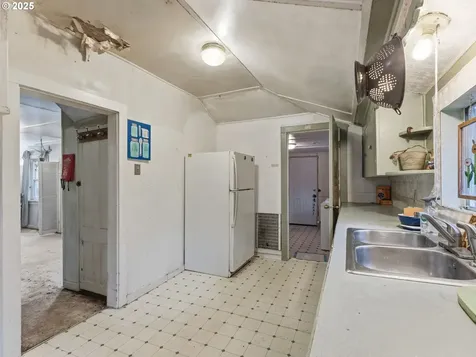 731 11th Avenue Seaside OR 97138