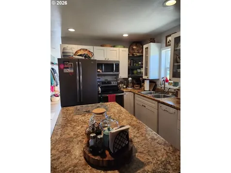 795 E Street Riddle OR 97469