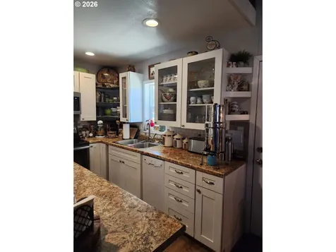 795 E Street Riddle OR 97469
