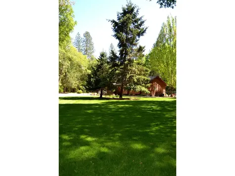 737 Pinecrest Drive Grants Pass OR 97526