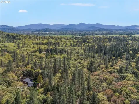737 Pinecrest Drive Grants Pass OR 97526