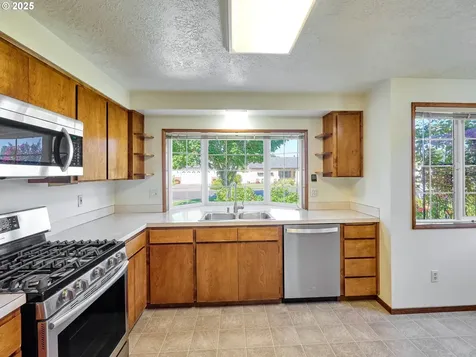 2038 Camellia Way Woodburn OR 97071
