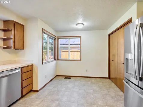 2038 Camellia Way Woodburn OR 97071