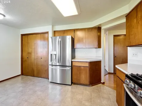 2038 Camellia Way Woodburn OR 97071