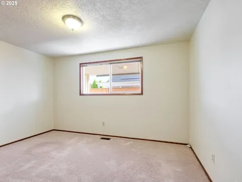 2038 Camellia Way Woodburn OR 97071