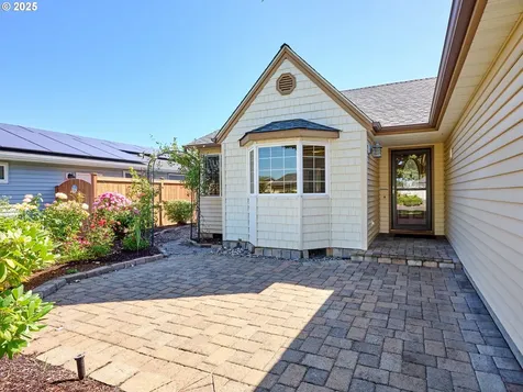 2038 Camellia Way Woodburn OR 97071