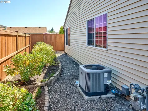 2038 Camellia Way Woodburn OR 97071