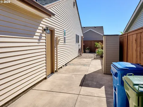 2038 Camellia Way Woodburn OR 97071