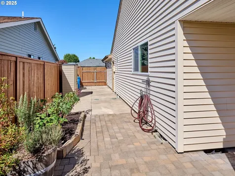 2038 Camellia Way Woodburn OR 97071