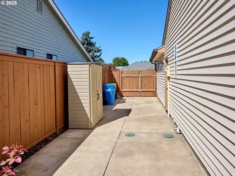 2038 Camellia Way Woodburn OR 97071