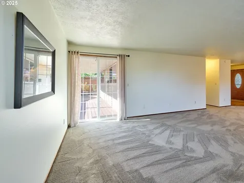 2038 Camellia Way Woodburn OR 97071