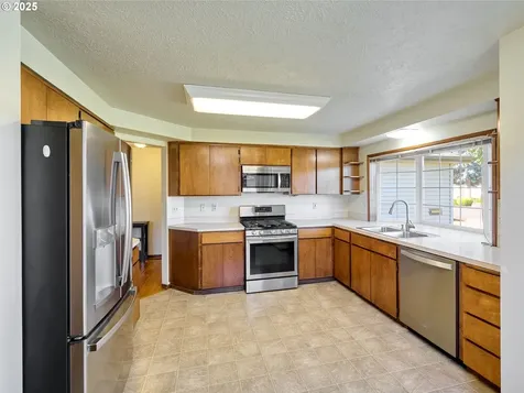 2038 Camellia Way Woodburn OR 97071